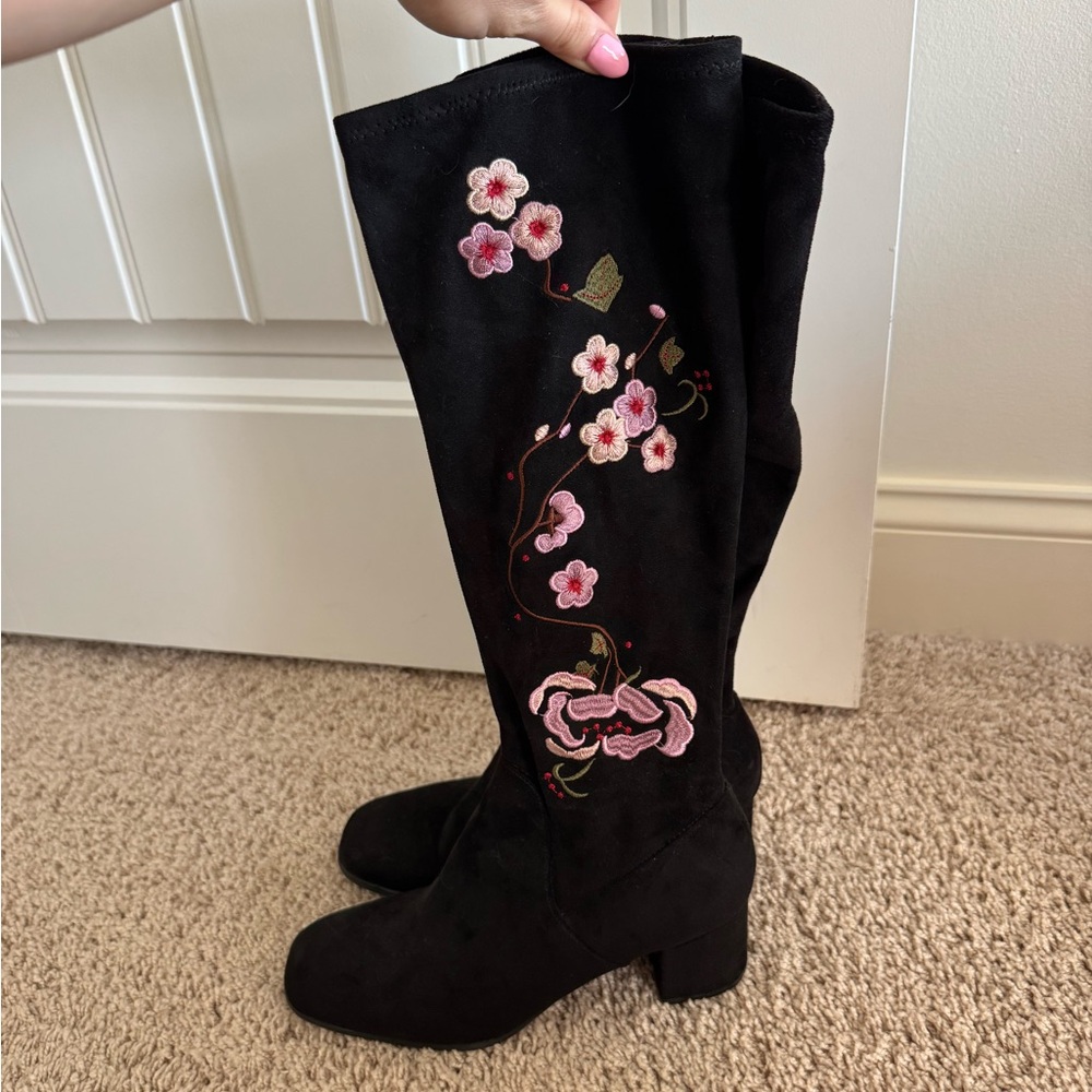 Floral Embroidered Black Boots